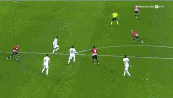 亚利桑那响尾蛇队在夺冠后因薪资压力拆解阵容，兰迪·强森被交易至洋基