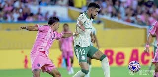 亚洲足球之光，赛后孙兴慜与胡桑诺夫拥抱致意