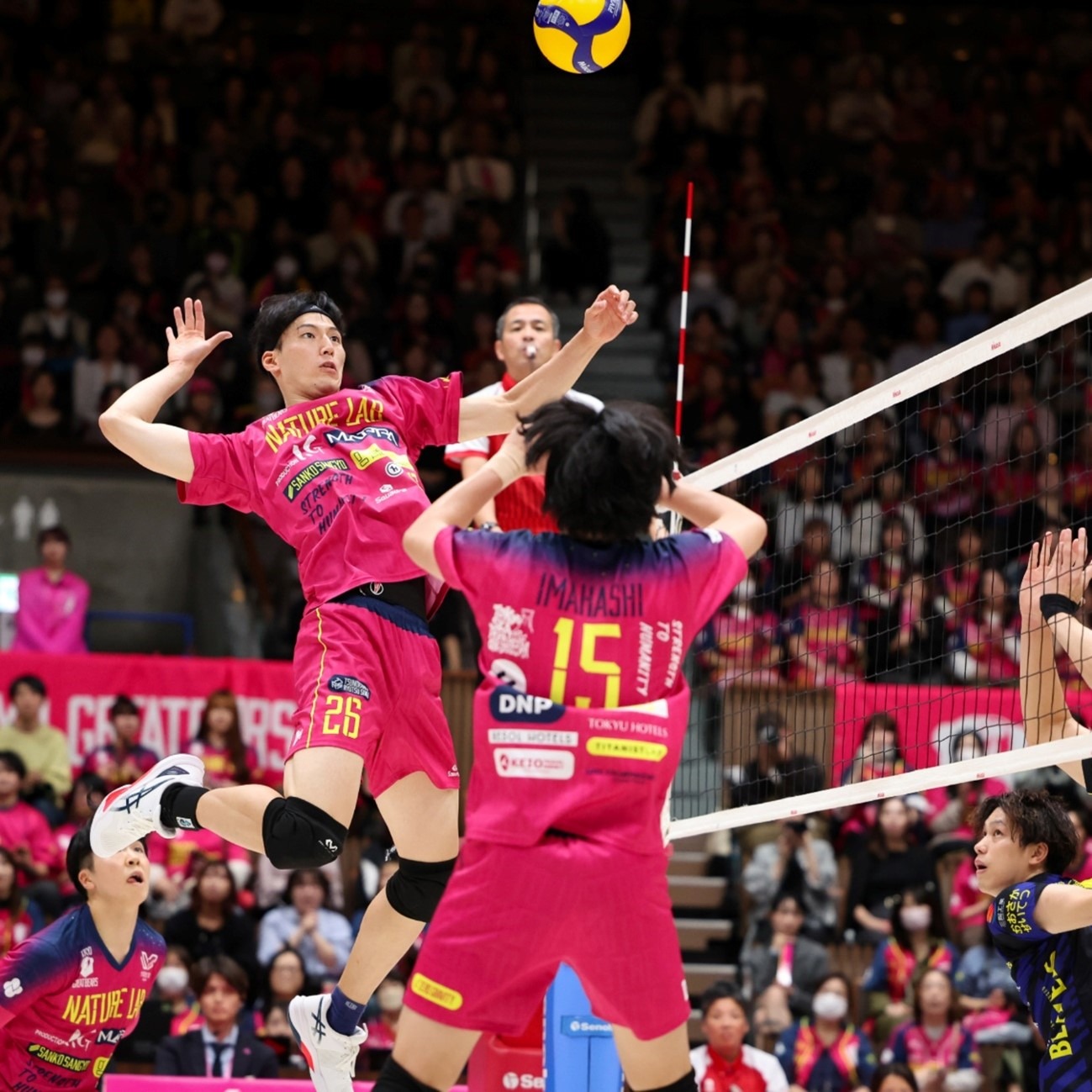 刚刚！湖人狂胜25分！詹姆斯30分，差一个篮板就三双